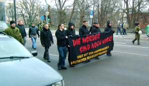 Une manifestation fasciste à Magdebourg, 17 janvier 2009. Sur la banderole:"Les meurtriers sont encore ici! Mettez les envahisseurs américains et britanniques dehors!"